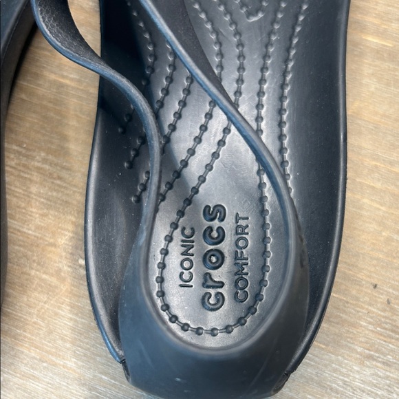 Crocs Women’s Serena Black Sandals with Gold Metallic Bar Size 6 NEW - Picture 9 of 16